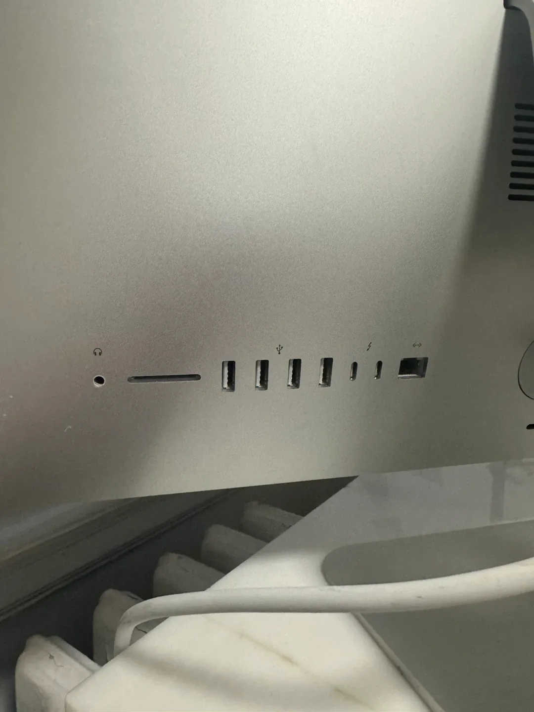 Apple 21.5 inch iMac 2020 image indicator(2)