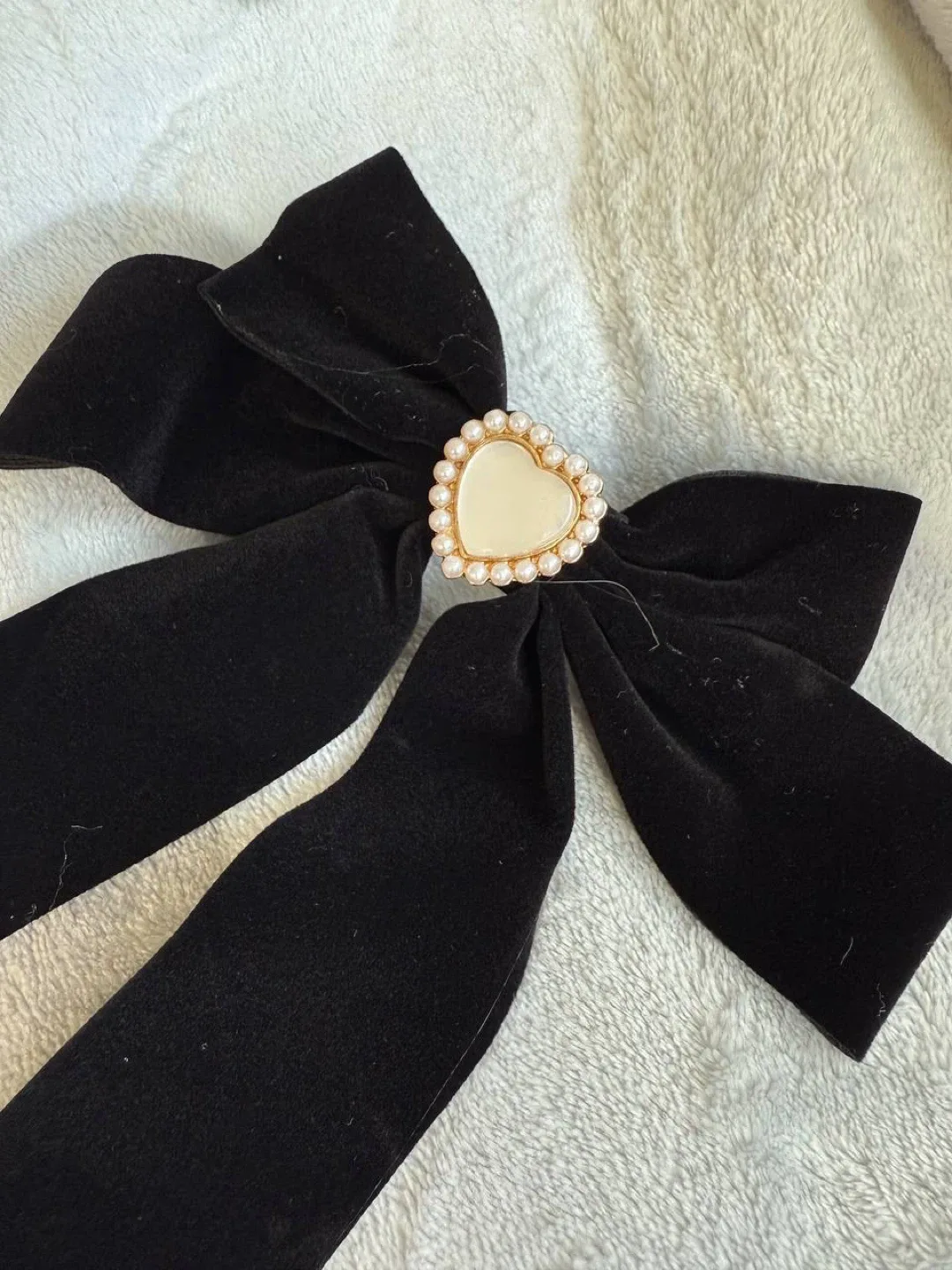 Black velvet bow with a pearl heart image indicator(3)