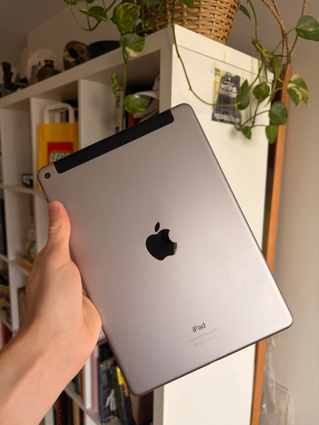 iPad Air 2 — 64GB — 9.7” — LTE (T-Mobile only) - photo 2