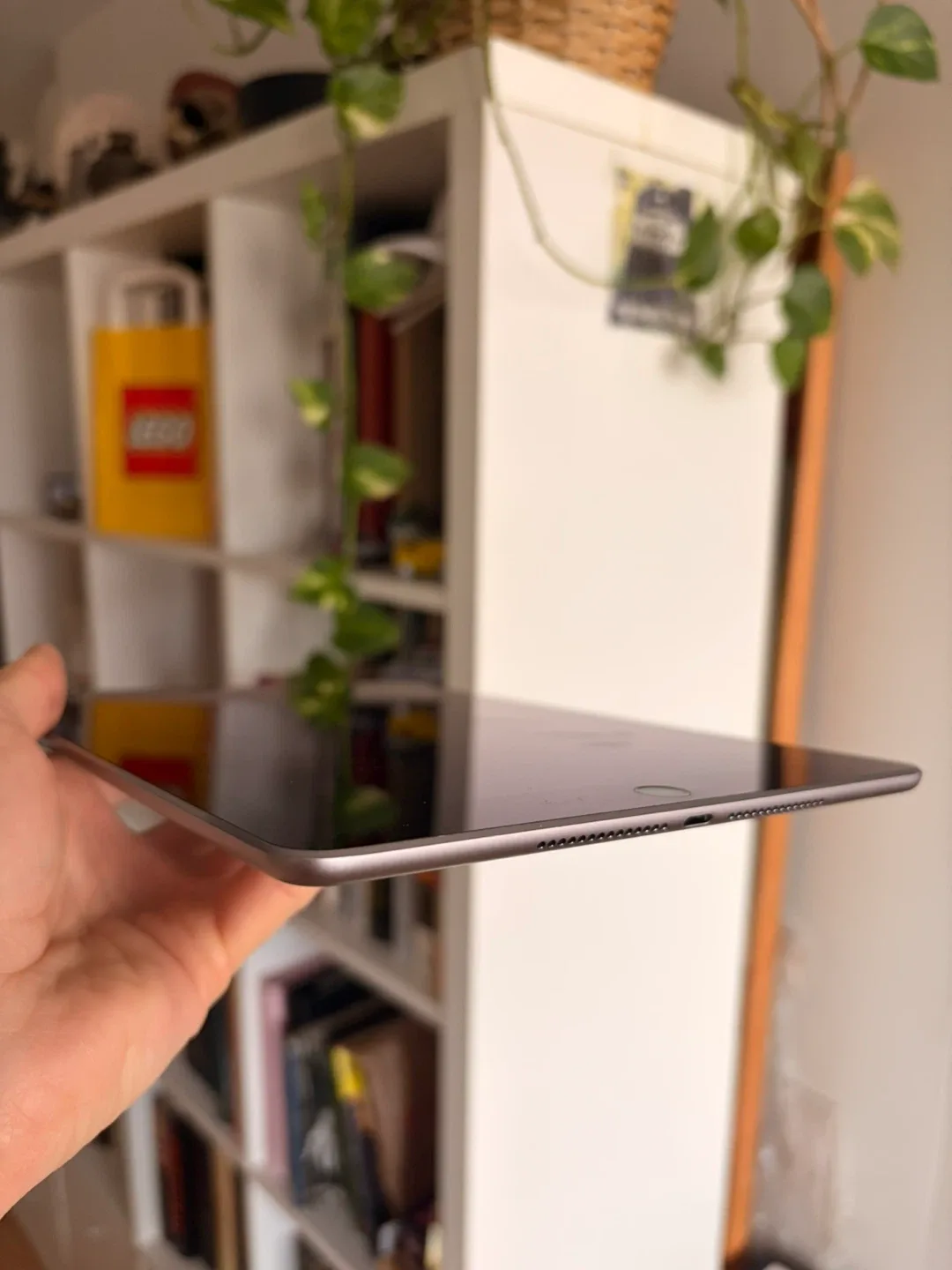 iPad Air 2 — 64GB — 9.7” — LTE (T-Mobile only) image indicator(3)