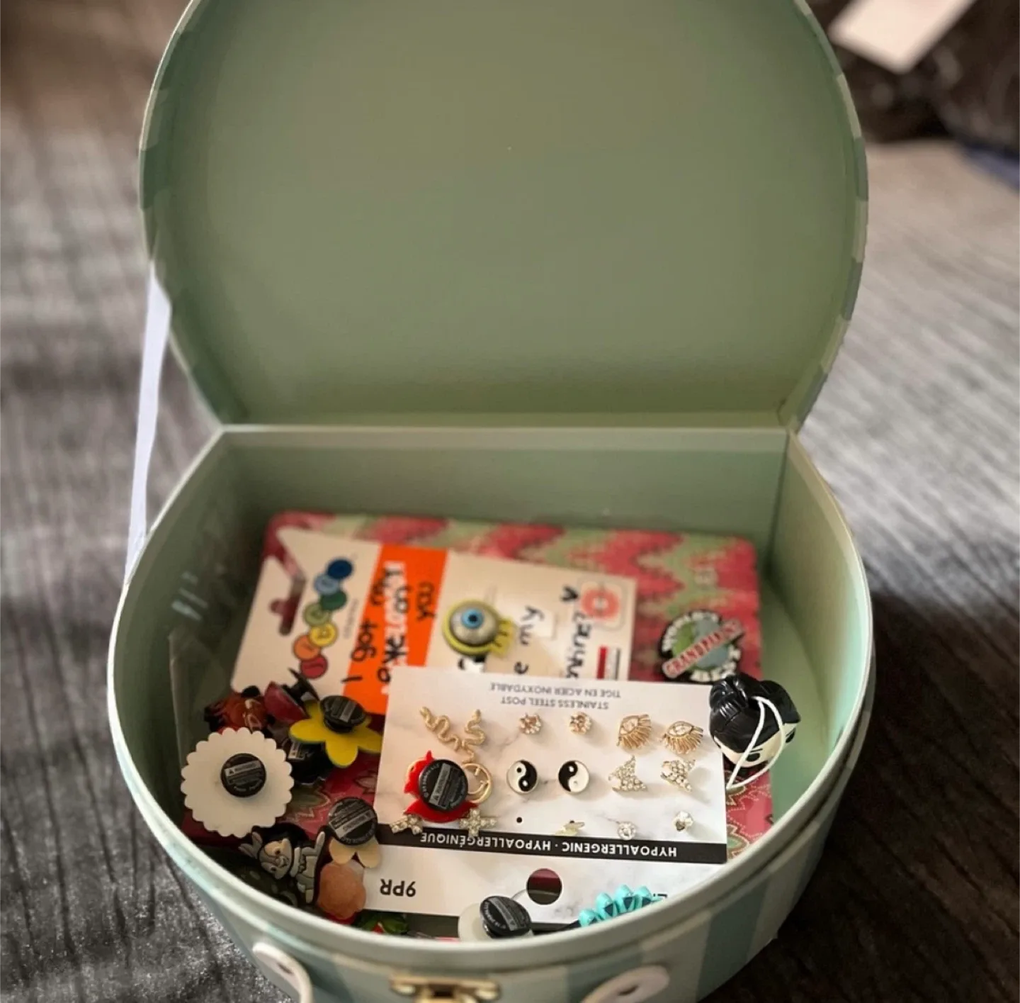 Jibbitz Charms & Ardene Hypoallergenic Earrings image indicator(2)