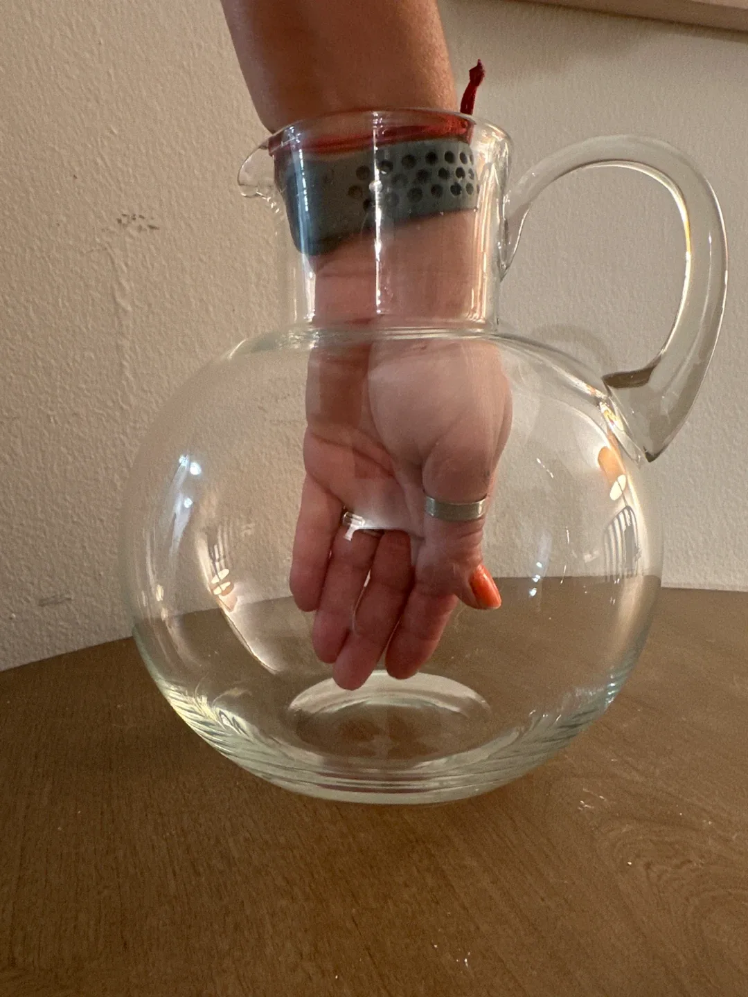 Glass Round Pitcher image indicator(2)