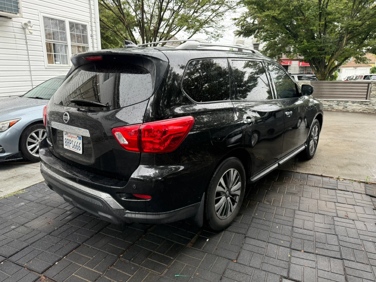 2019 Black Nissan Pathfinder SUV - photo 4