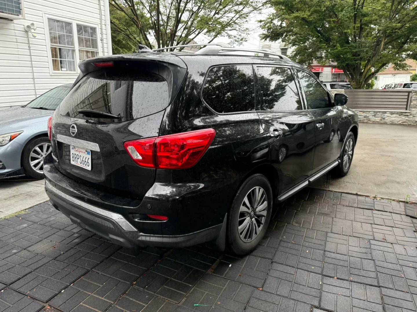 2019 Black Nissan Pathfinder SUV image indicator(4)