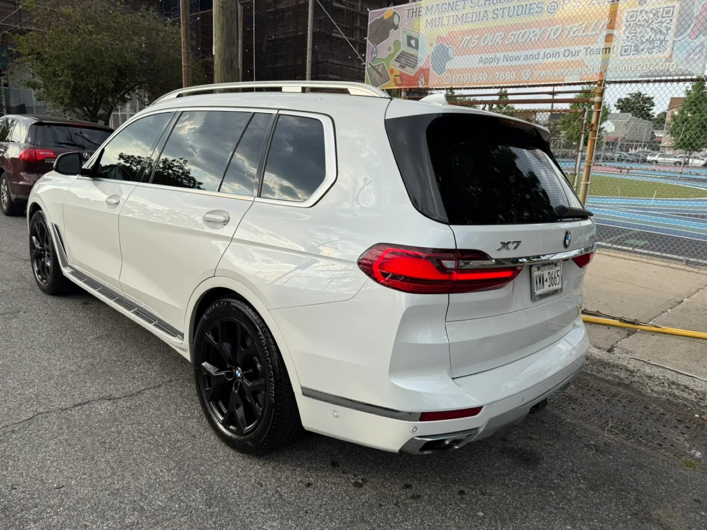 2021 BMW X7 White SUV image indicator(3)