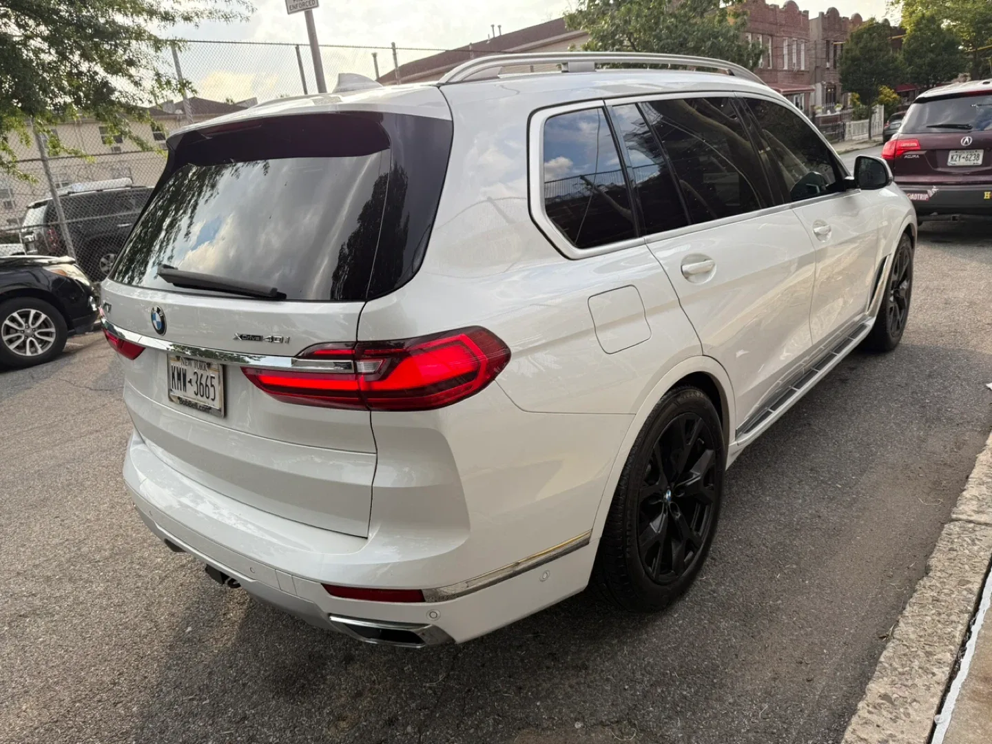 2021 BMW X7 White SUV image indicator(4)