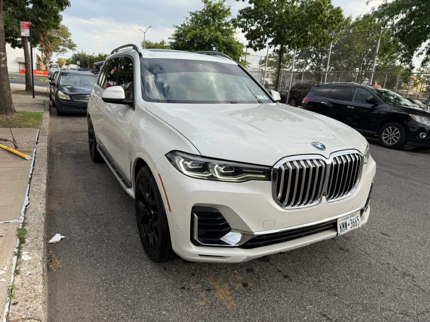 2021 BMW X7 White SUV - photo 2