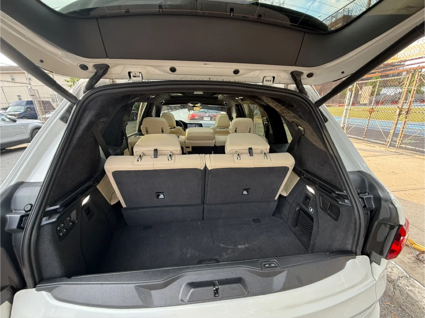 2021 BMW X7 White SUV image indicator(5)