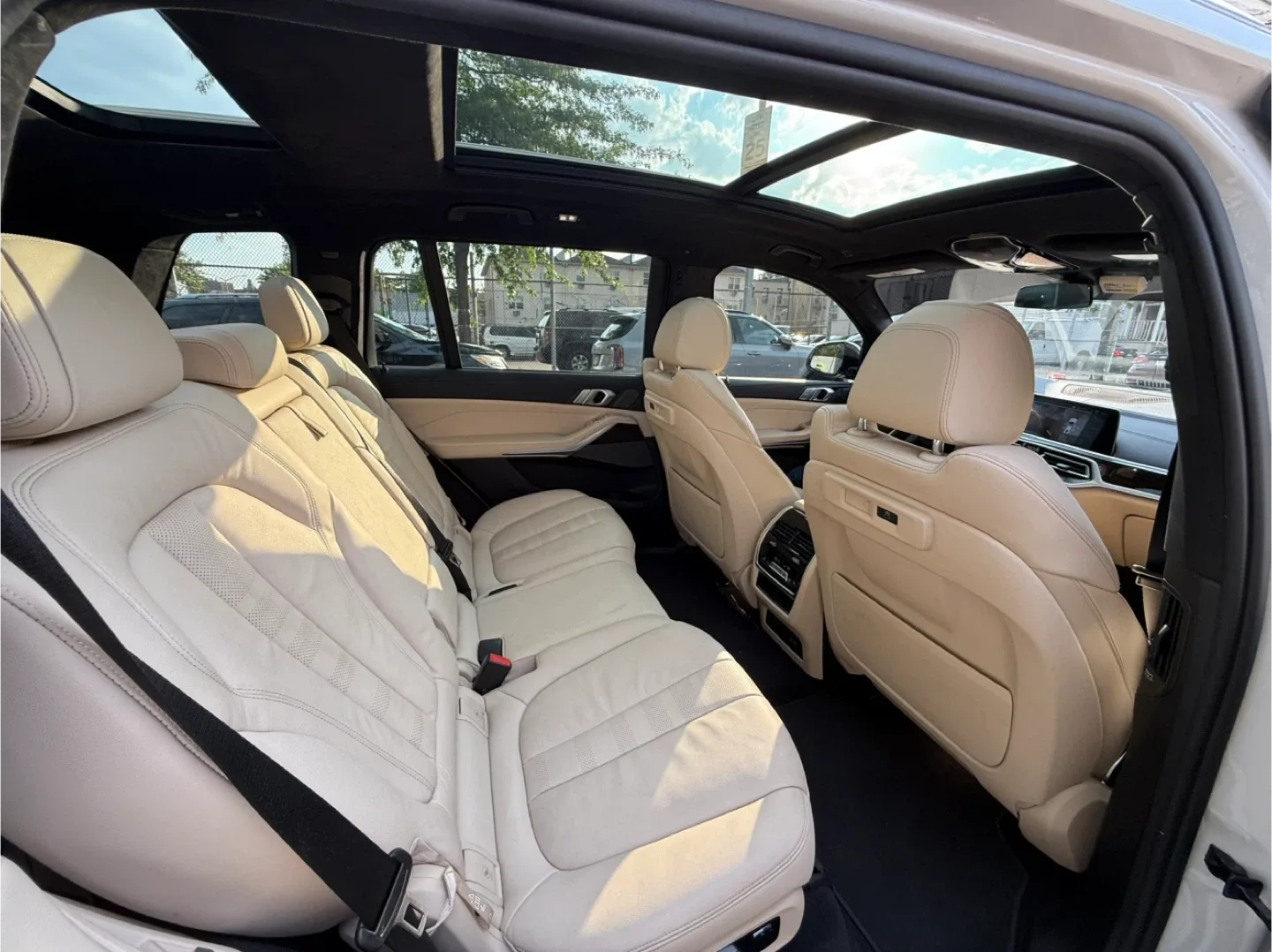 2021 BMW X7 White SUV image indicator(6)