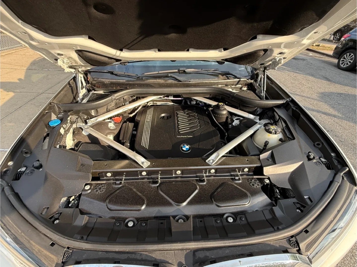 2021 BMW X7 White SUV image indicator(9)