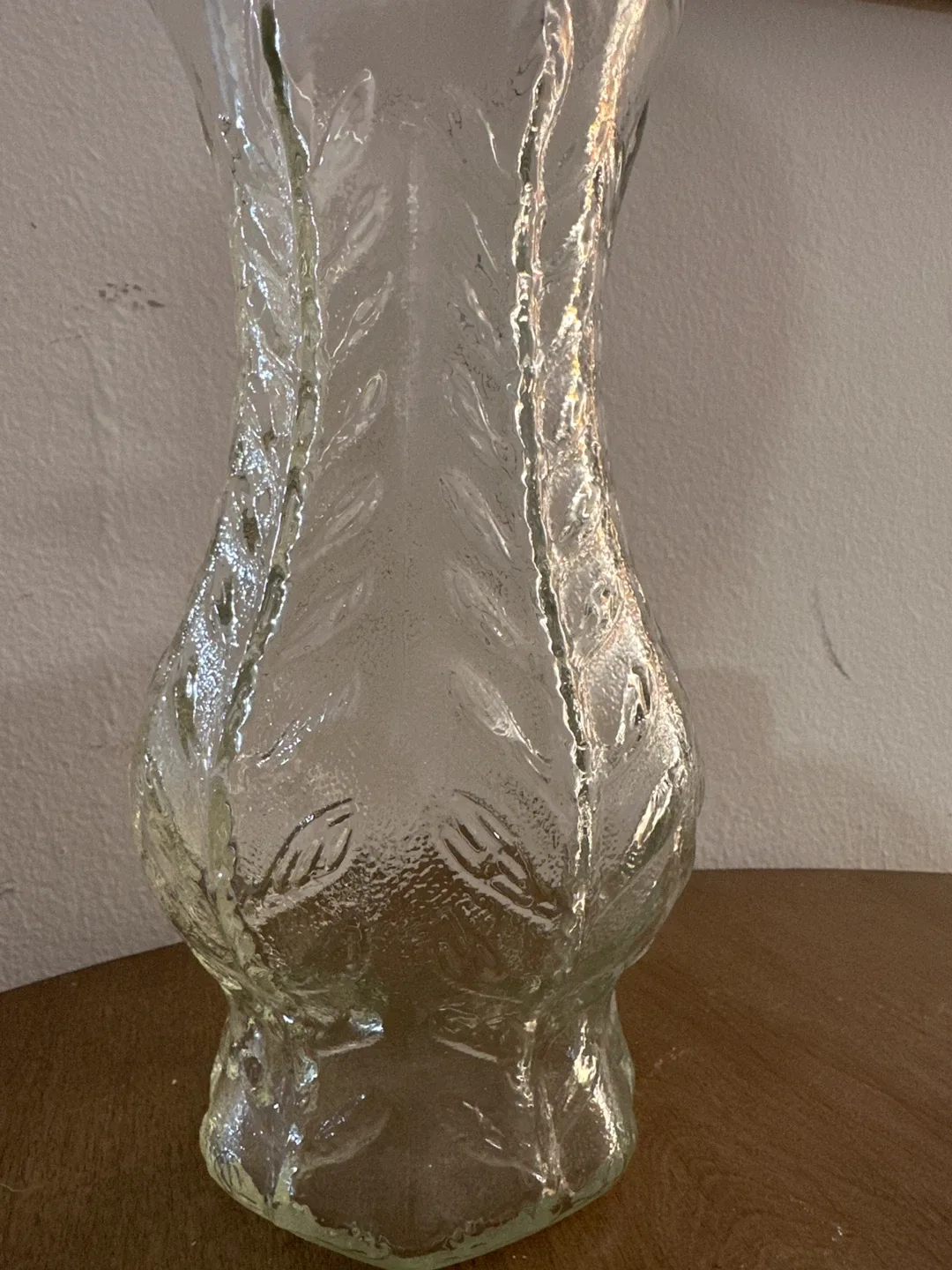 Clear Glass Vase with Leaf Design image indicator(2)