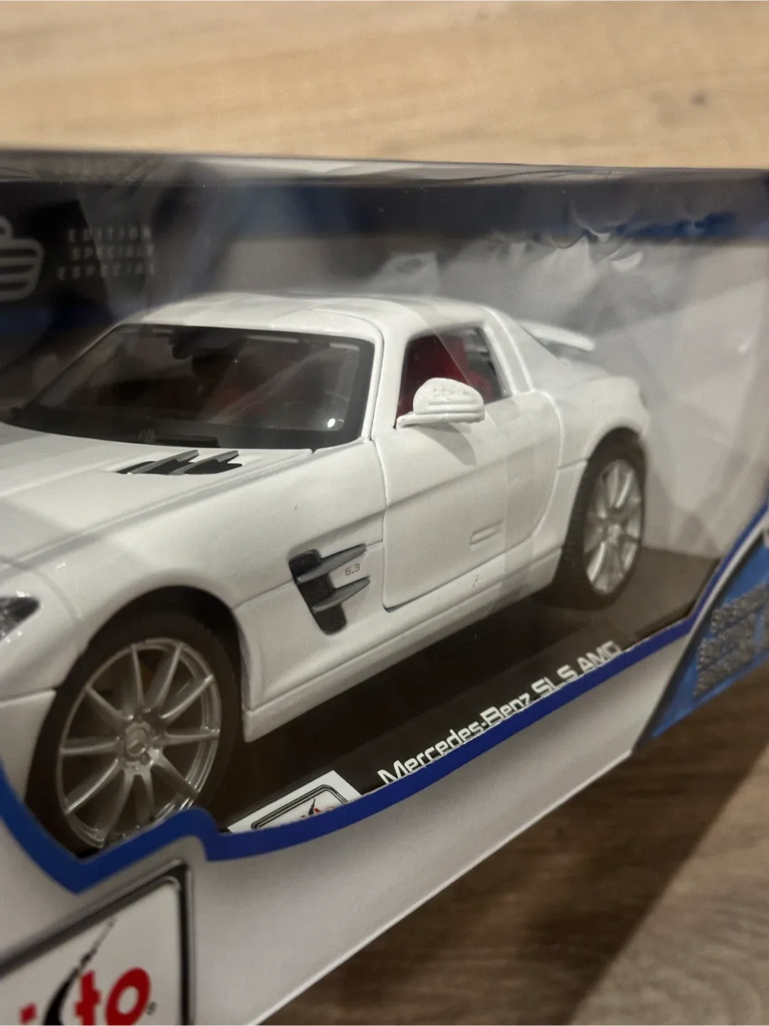 Mercedes-Benz SLS AMG 1:18 Scale Diecast Car - New image indicator(2)