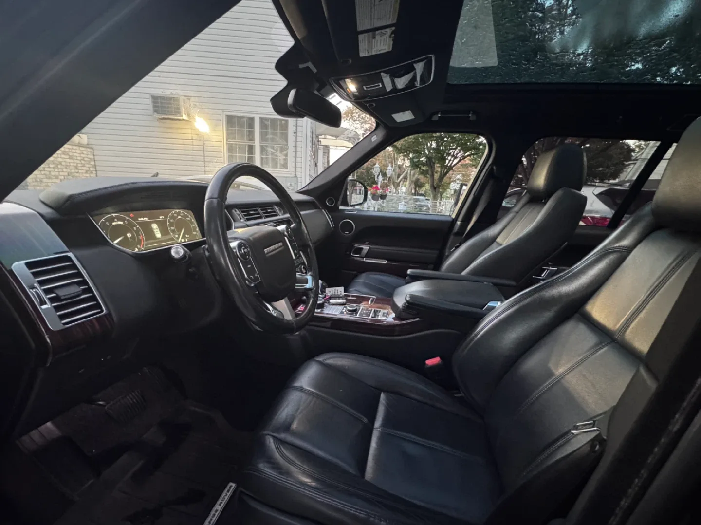 2016 Black Range Rover SUV image indicator(6)