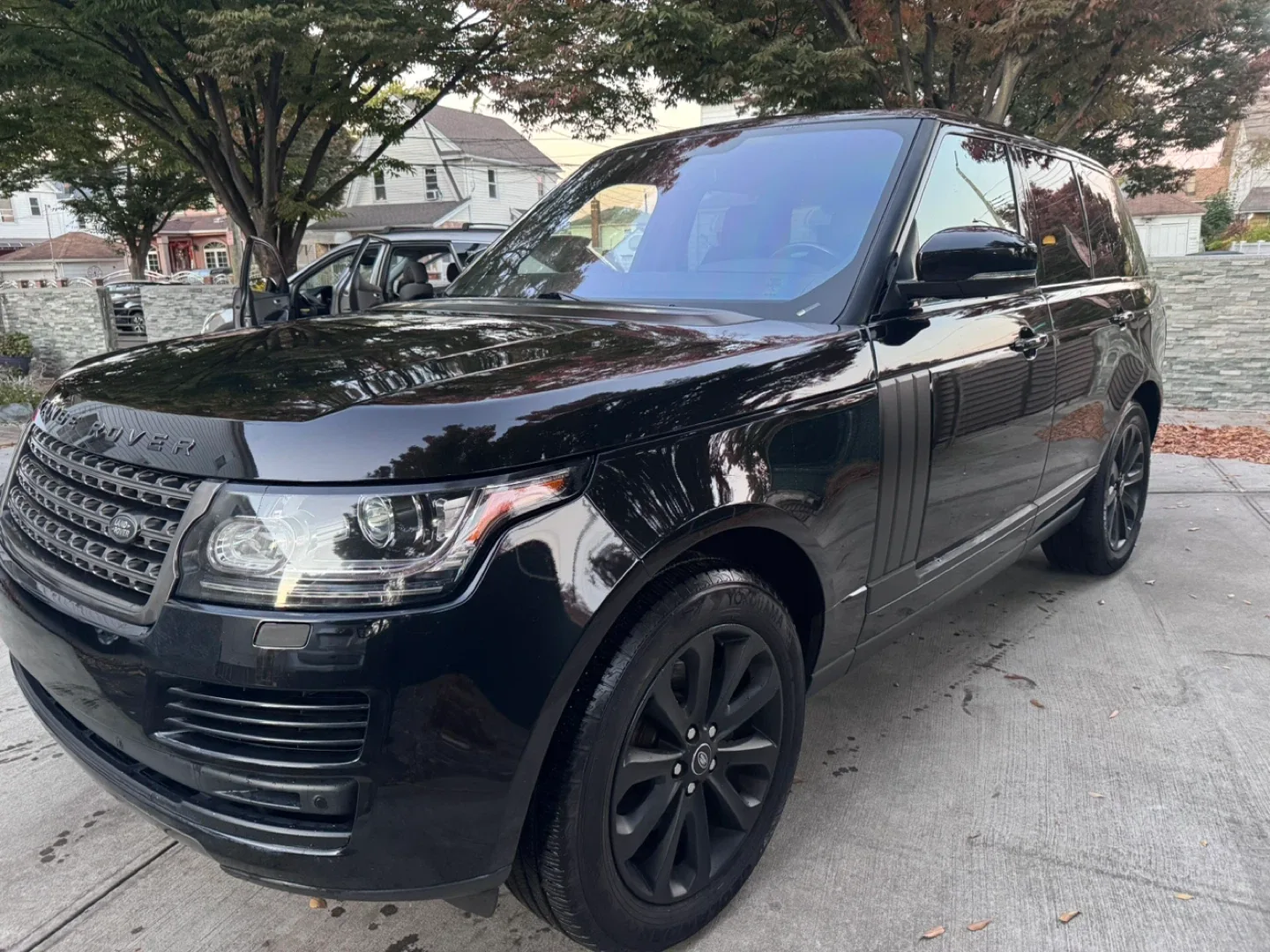 2016 Black Range Rover SUV image indicator(2)