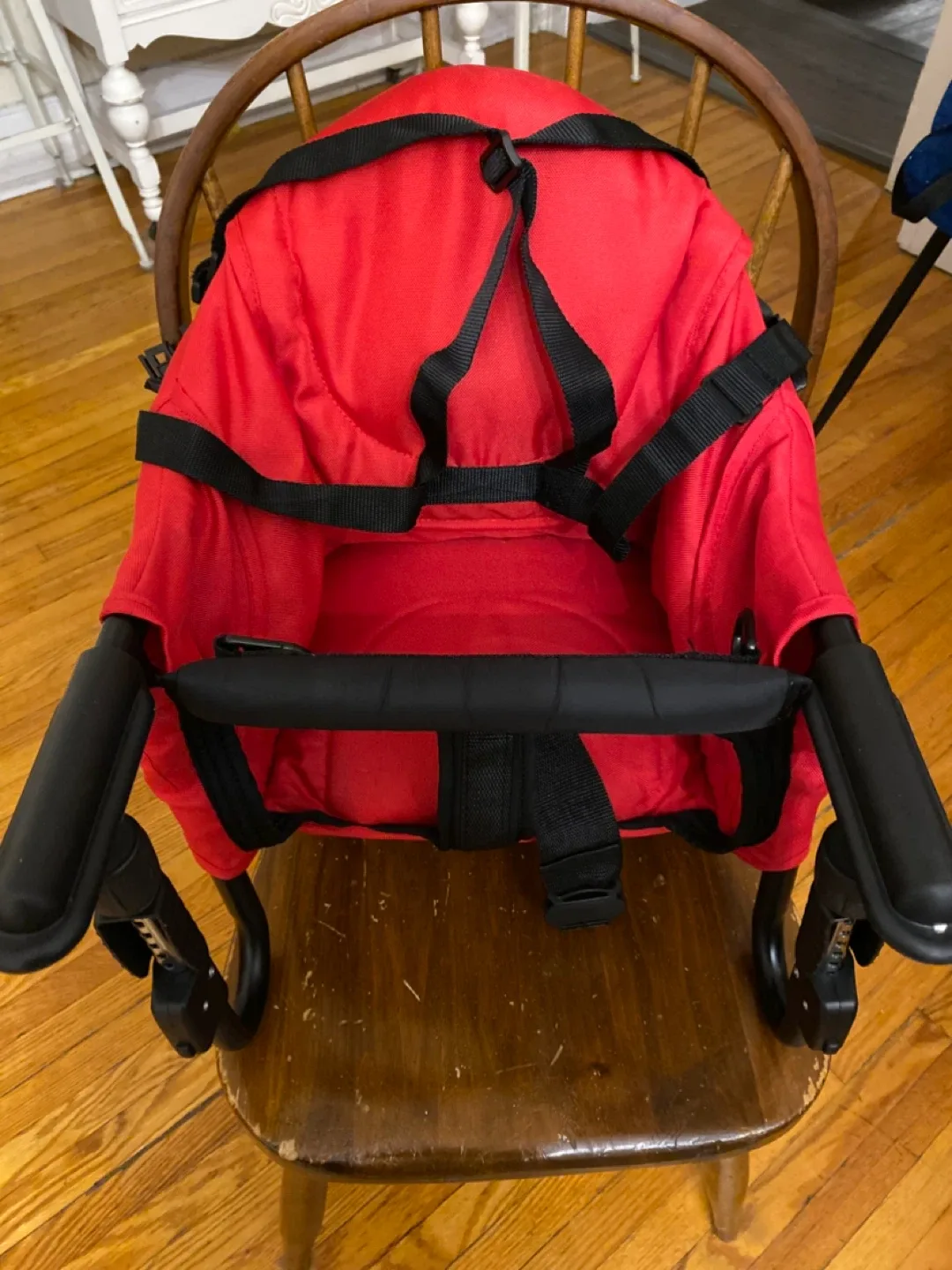 Guzzie+Guss Perch Clip On Table Chair - Red image indicator(2)