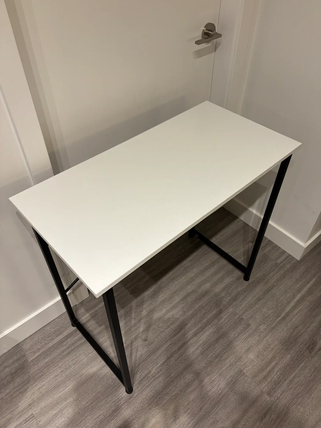 White & Black Desk (31.5" x 15.7") image indicator(2)