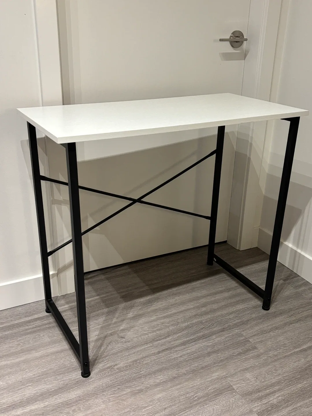 White & Black Desk (31.5" x 15.7")