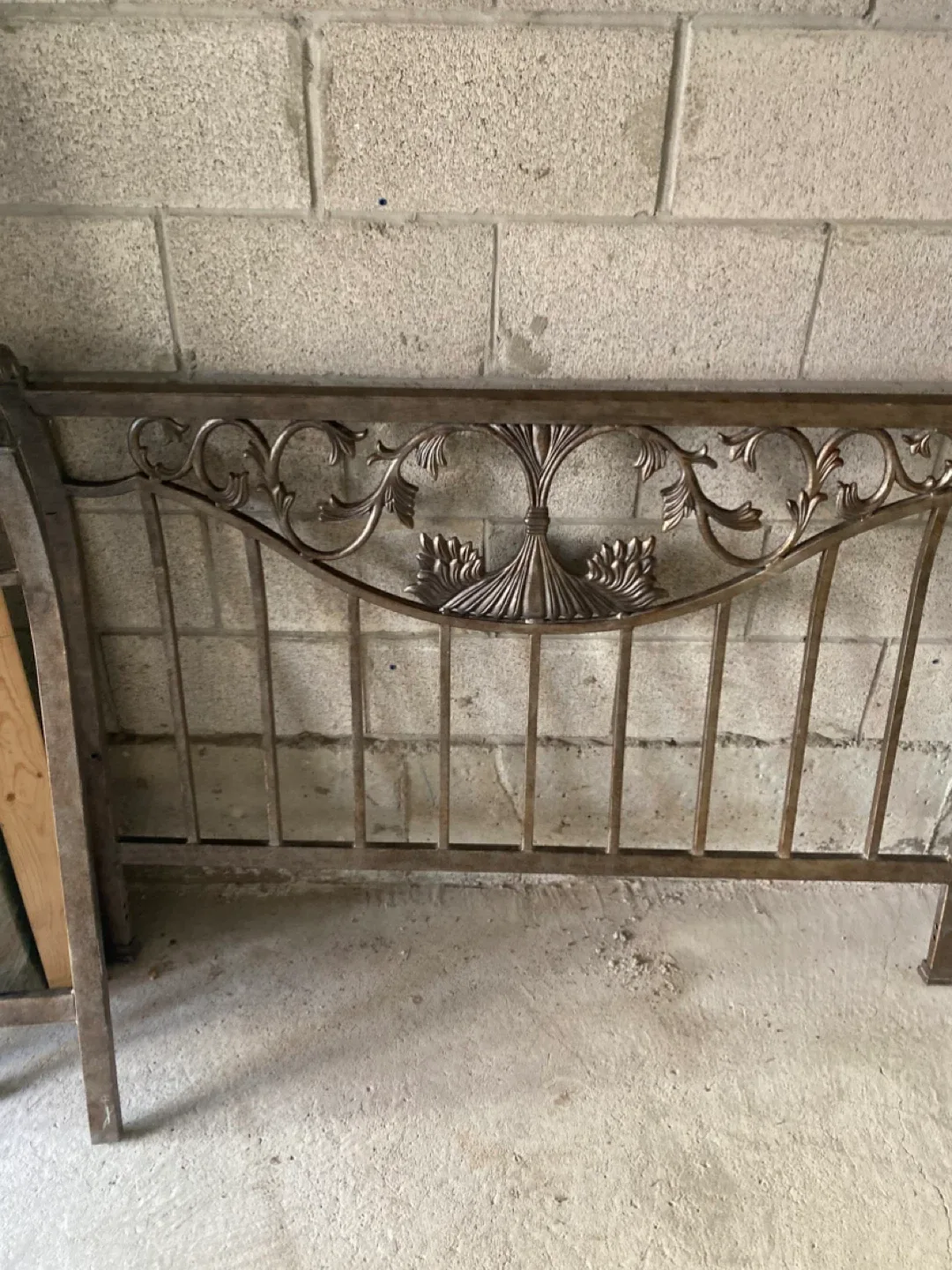 Beautiful Brass  bed ,  size Double  with Design image indicator(4)