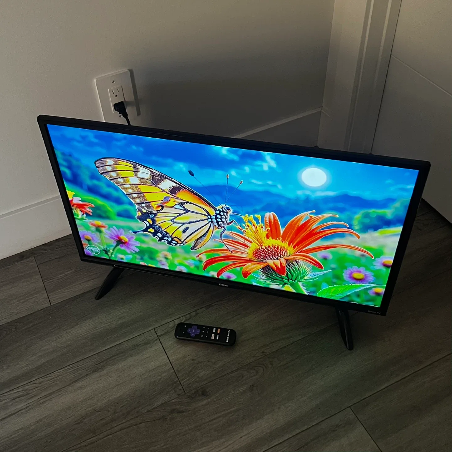 32" RCA Smart TV image indicator(10)