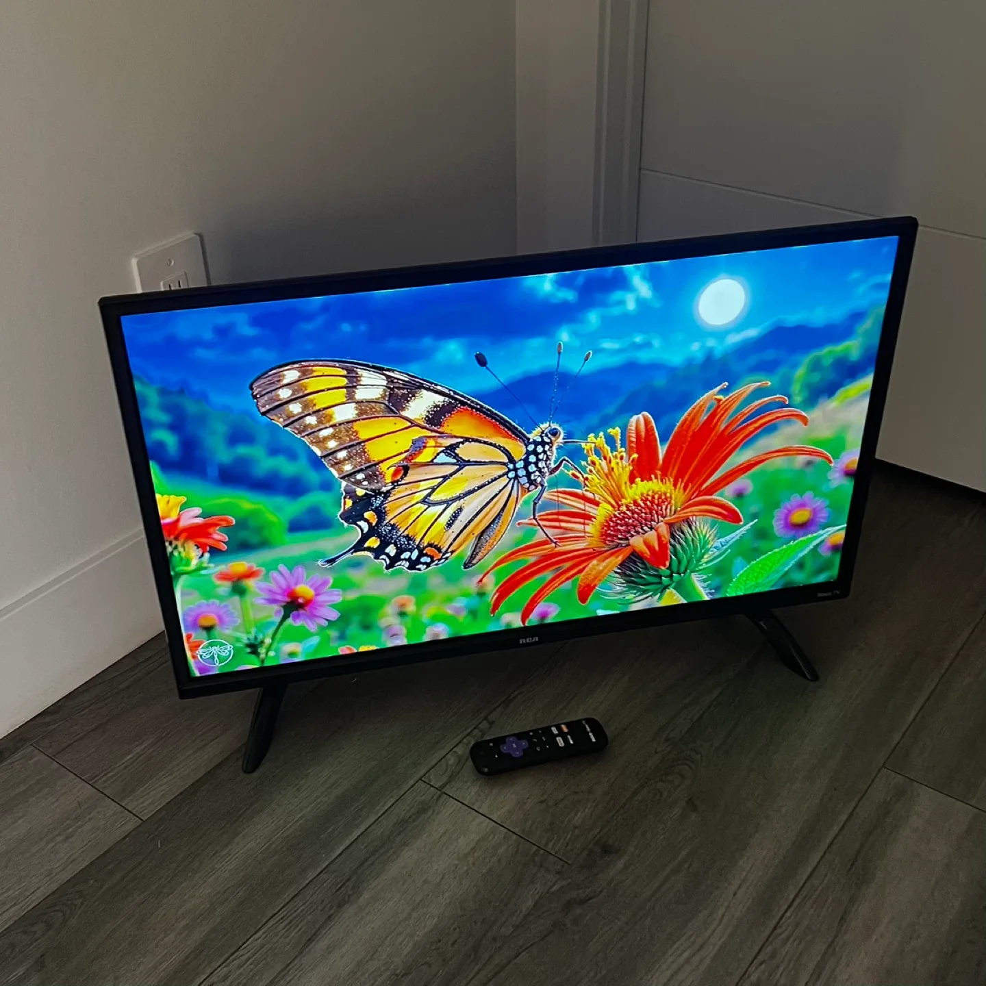 32" RCA Smart TV image indicator(9)