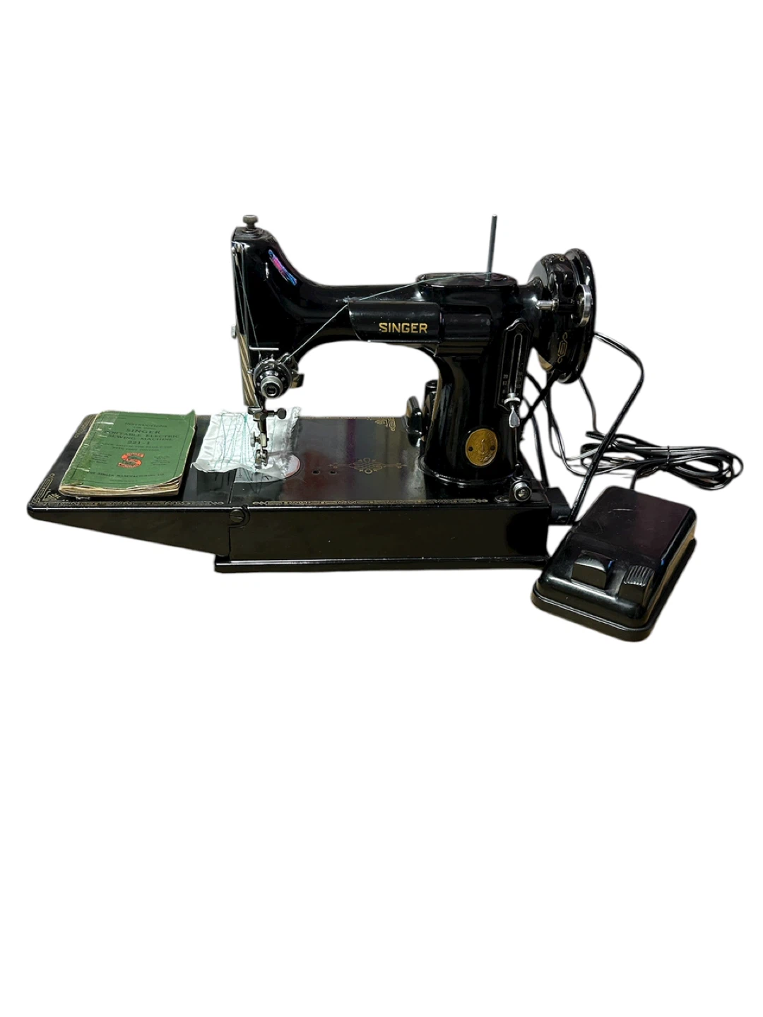 Singer Sewing Machine 221-1 Portable Sewing Machine w/ Case - photo 3
