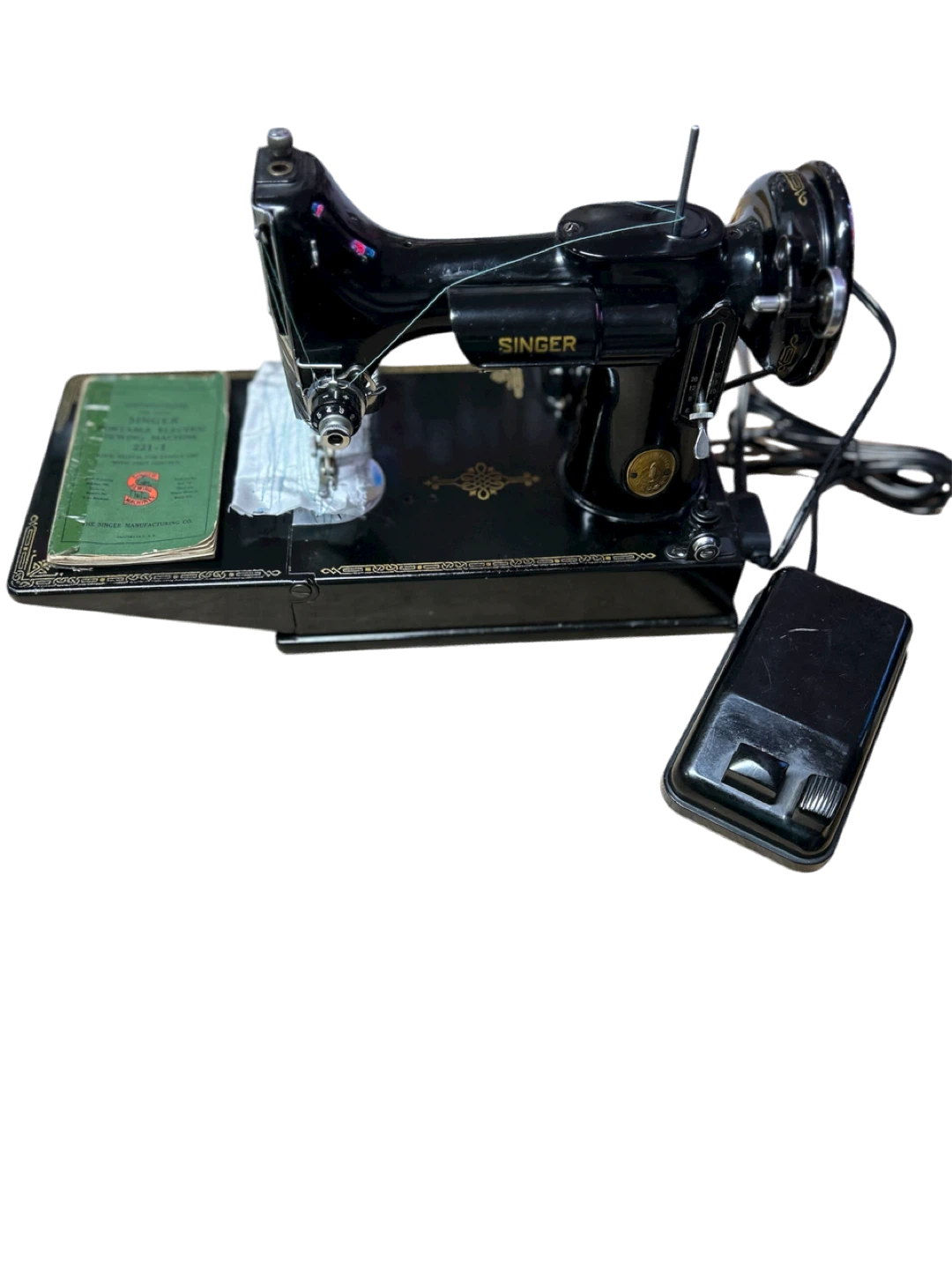 Singer Sewing Machine 221-1 Portable Sewing Machine w/ Case - photo 4