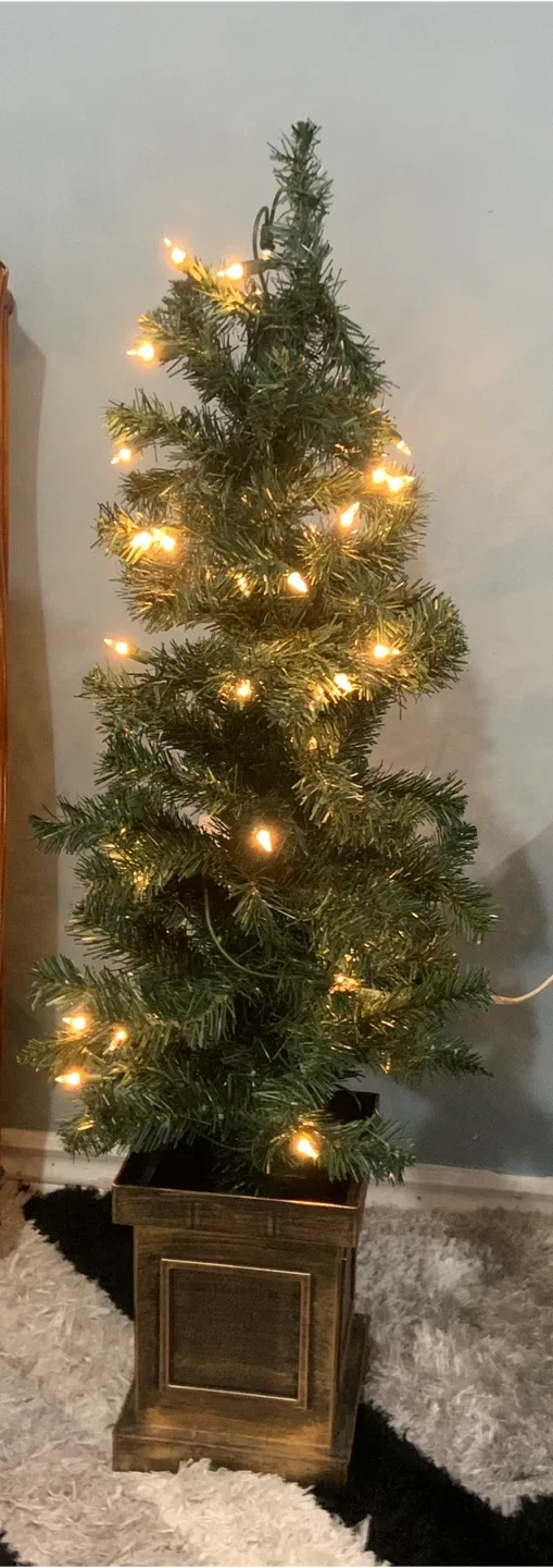 Pre-Lit Artificial Christmas Tree 3 1/2 Ft.