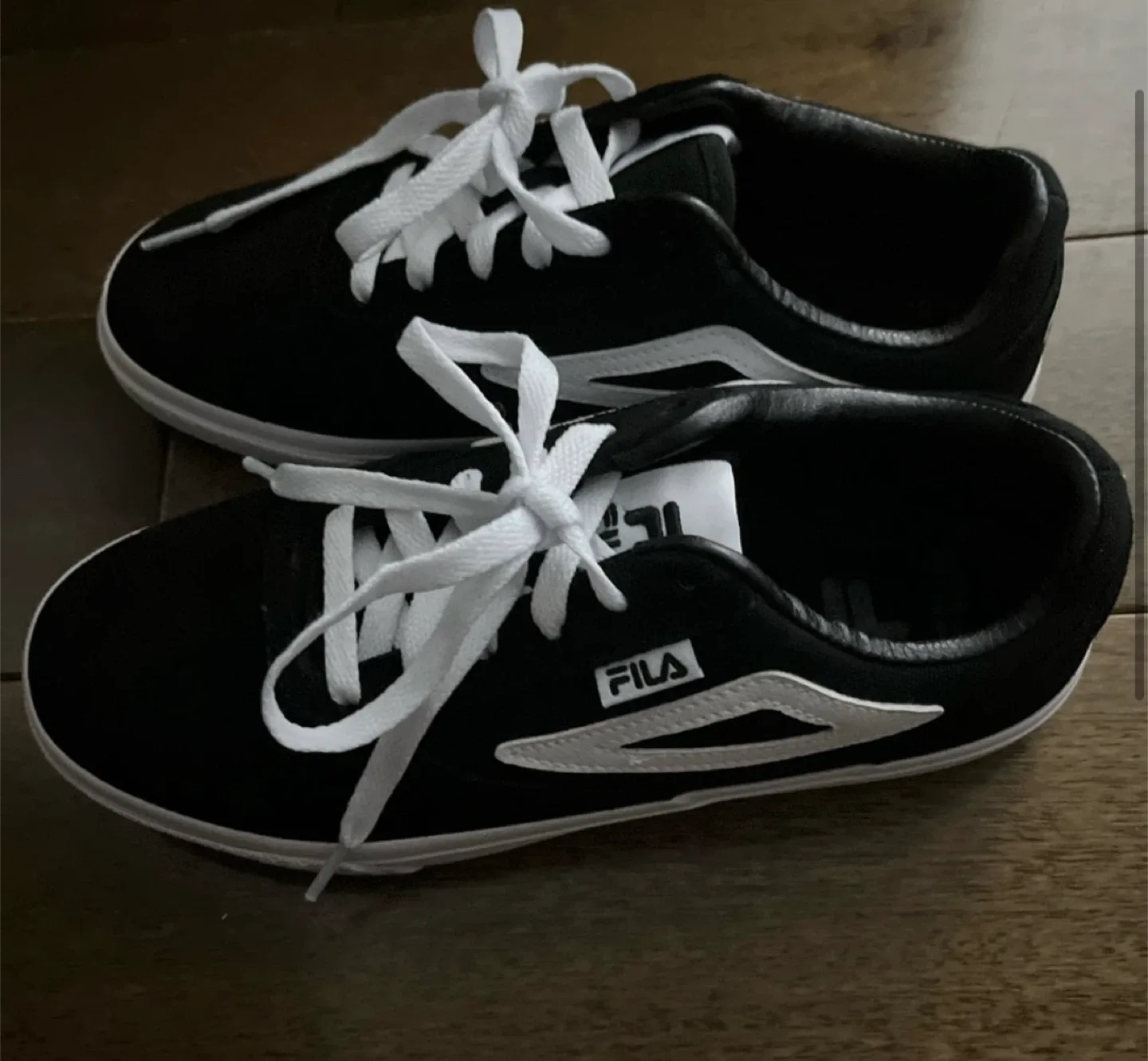 Women’s Fila Black Sneakers size 8 image indicator(3)