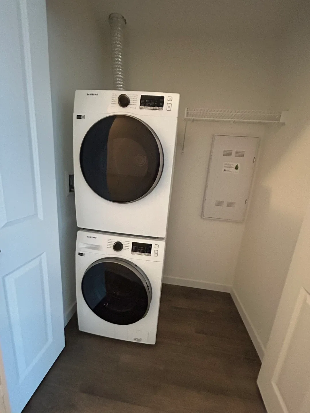 1 Bedroom plus Den Fourth Floor Fleetwood Apartment image indicator(5)