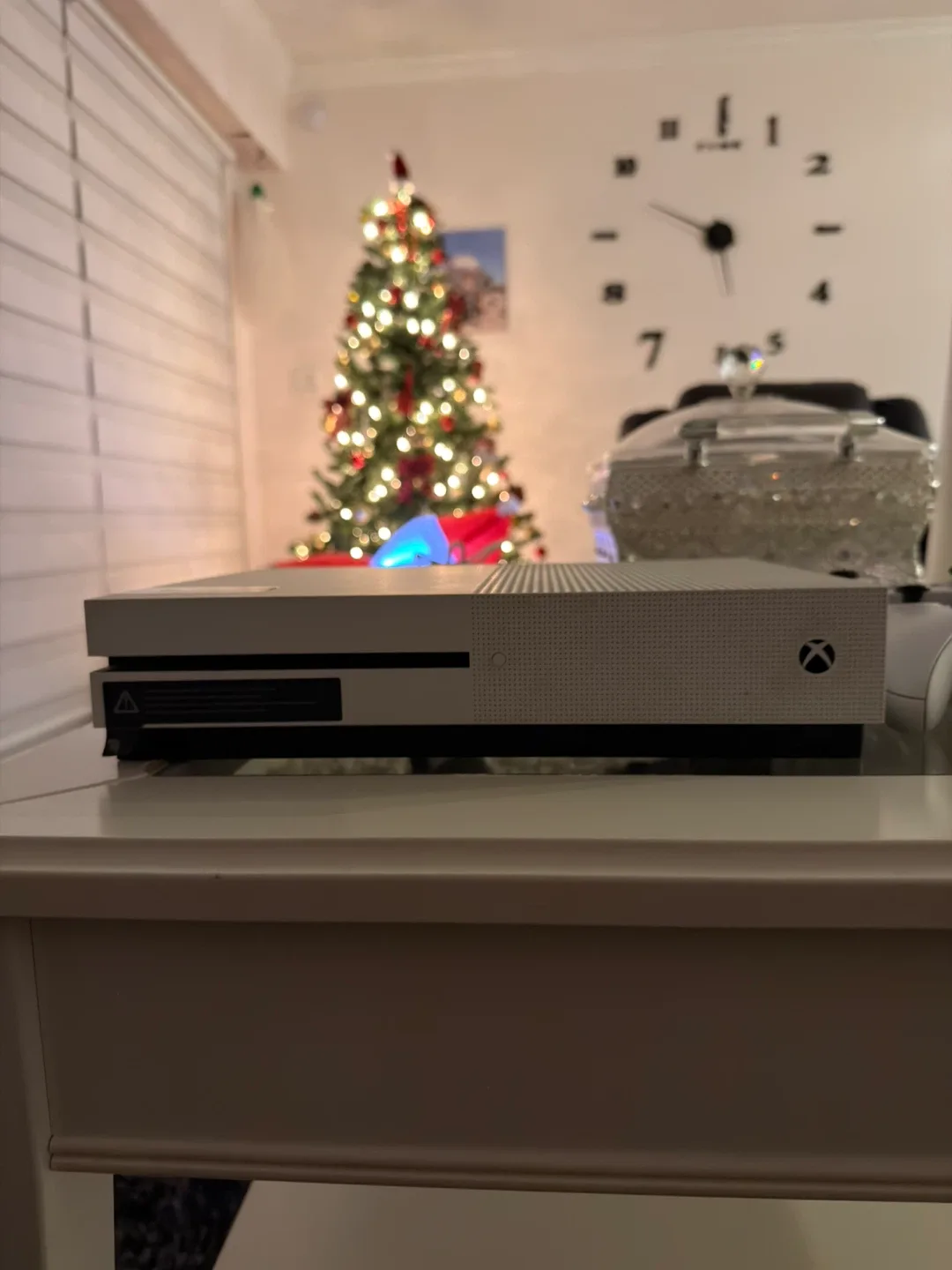 Xbox One S with 2 Controllers and 4 games image indicator(5)