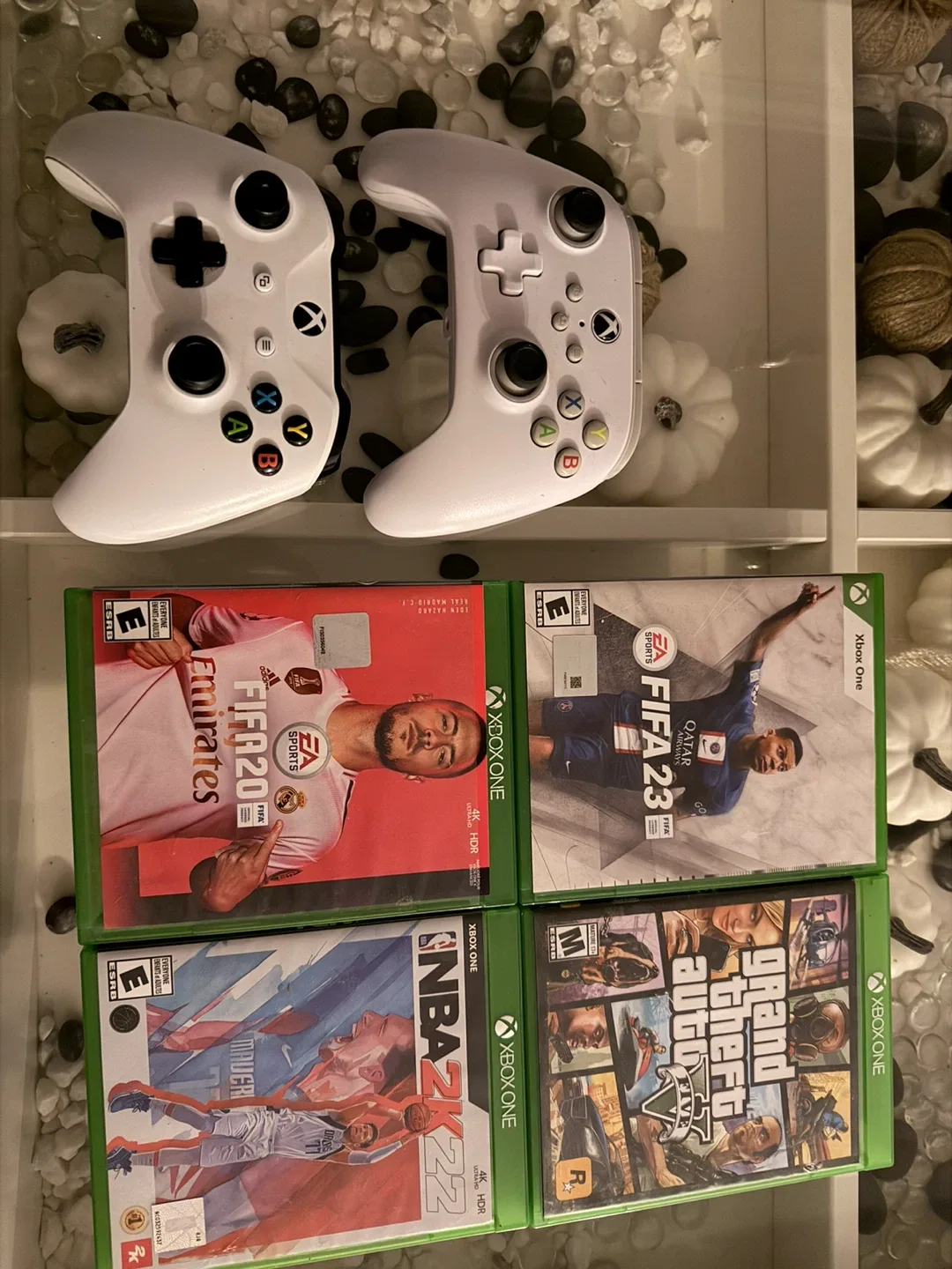 Xbox One S with 2 Controllers and 4 games image indicator(3)