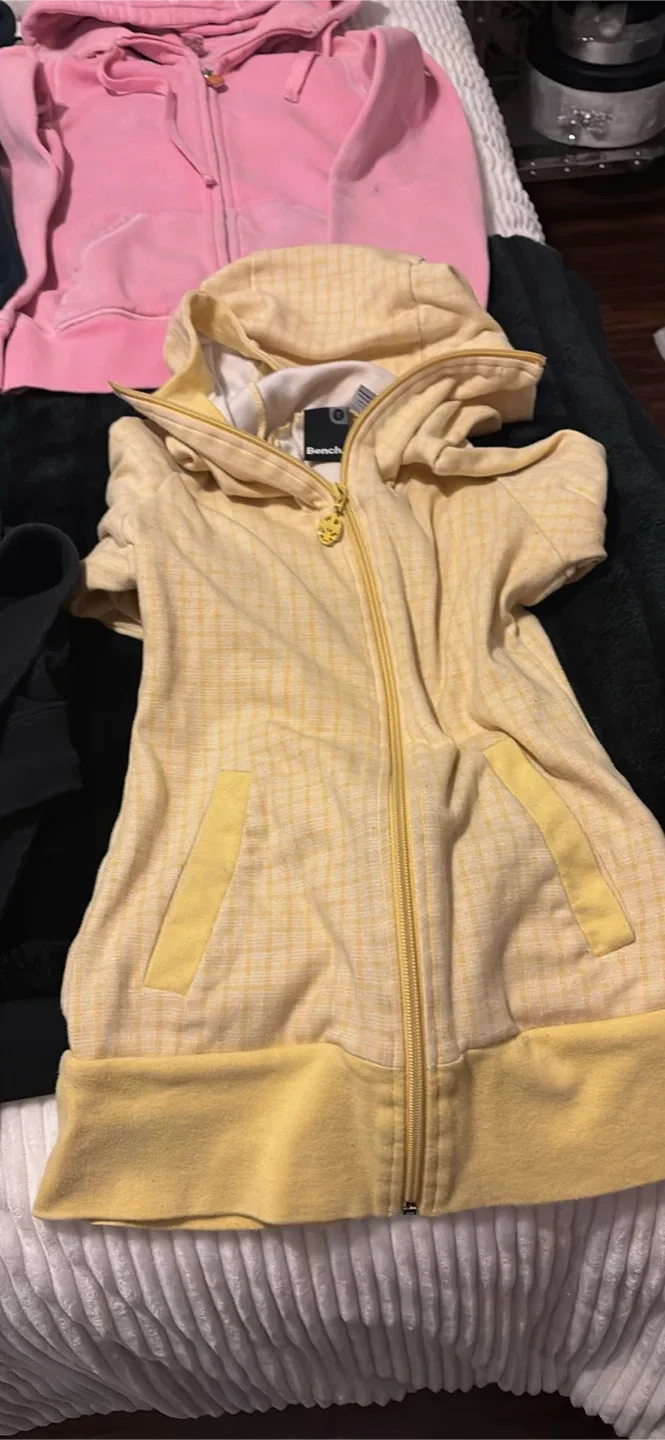 Bench Hoodies - Blue, Pink, Yellow, Grey image indicator(4)