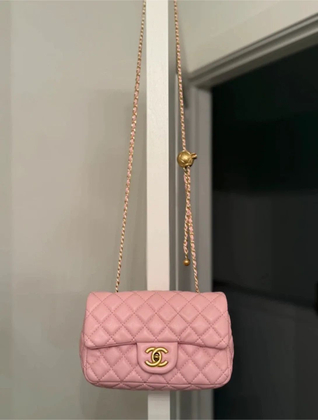 Chanel Pink Quilted Handbag image indicator(2)