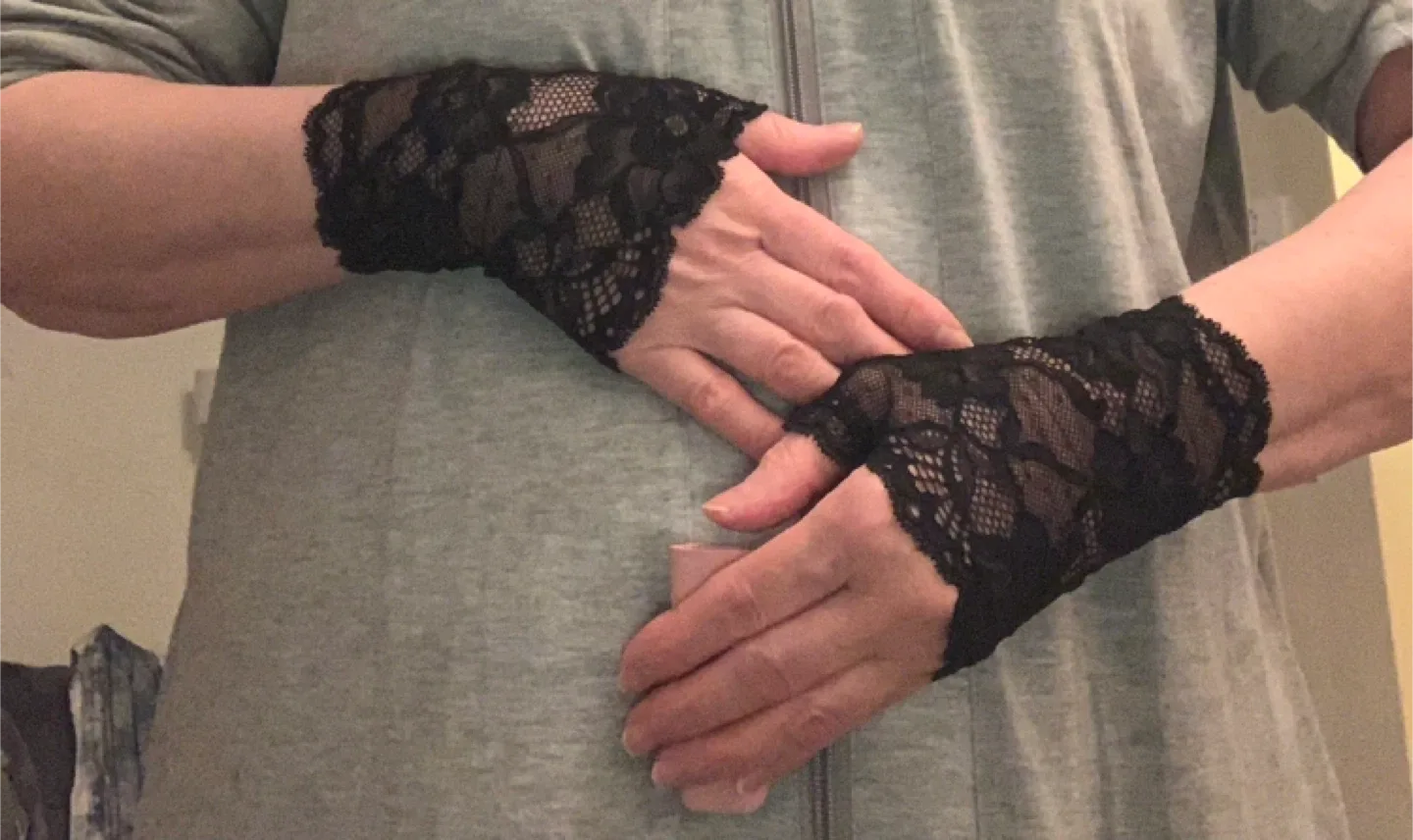 Black Lace & Long Velvet Gloves image indicator(3)