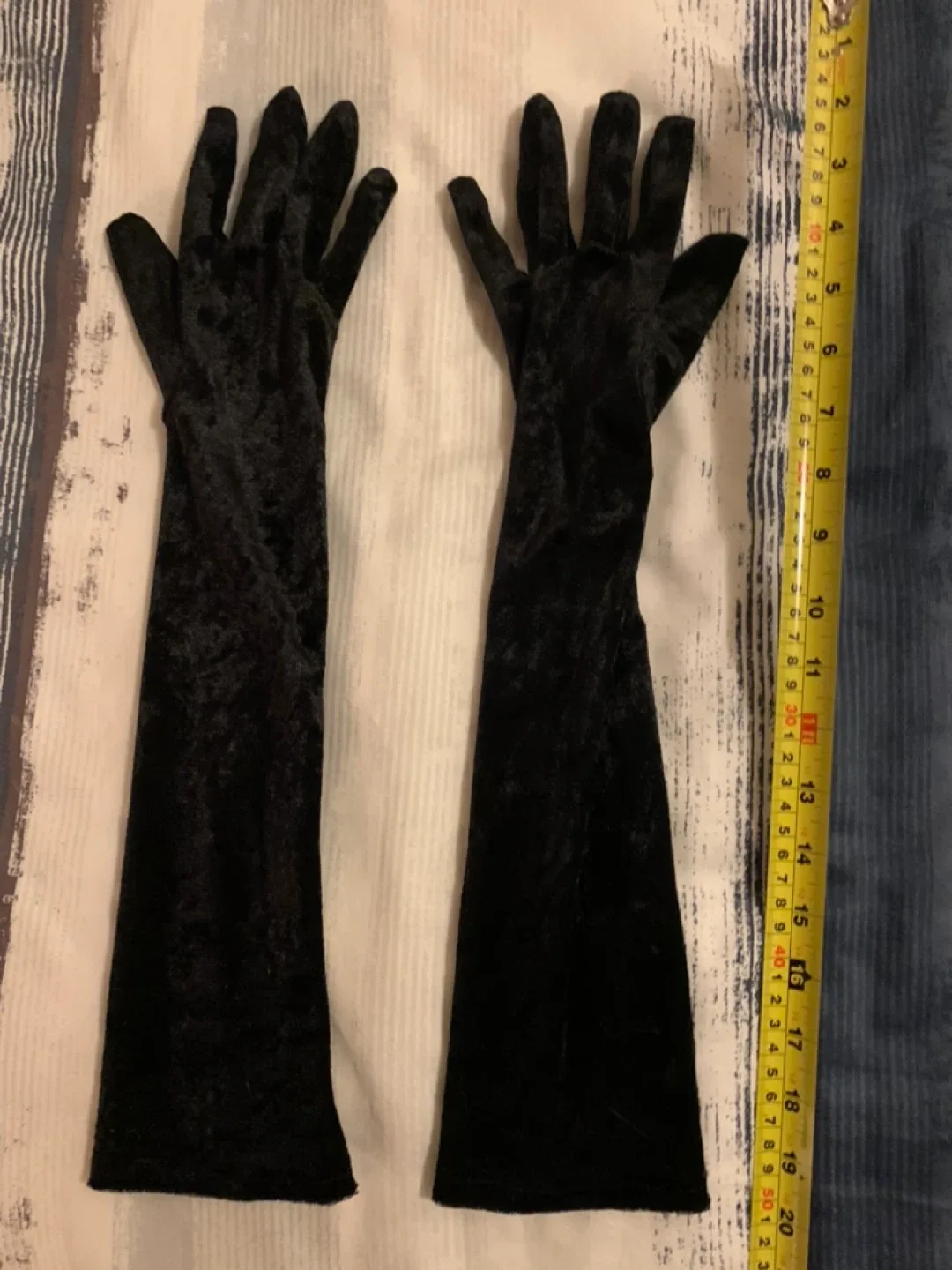 Black Lace & Long Velvet Gloves image indicator(2)