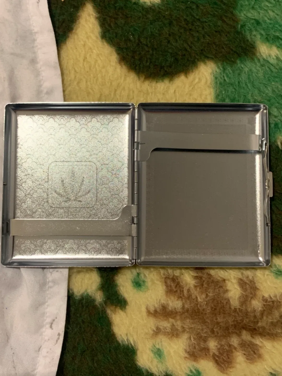 Silver Cigarette Case with Leaf Design image indicator(3)