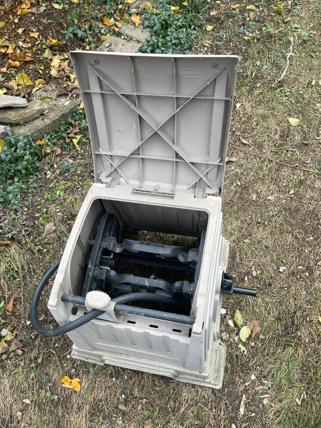 Suncast Outdoor Hose Reel Hideaway image indicator(2)