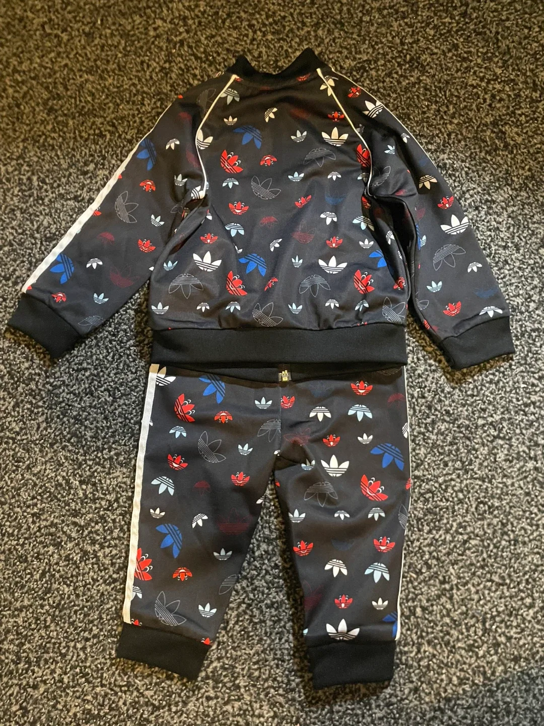 Adidas Tracksuit 9-12M image indicator(2)