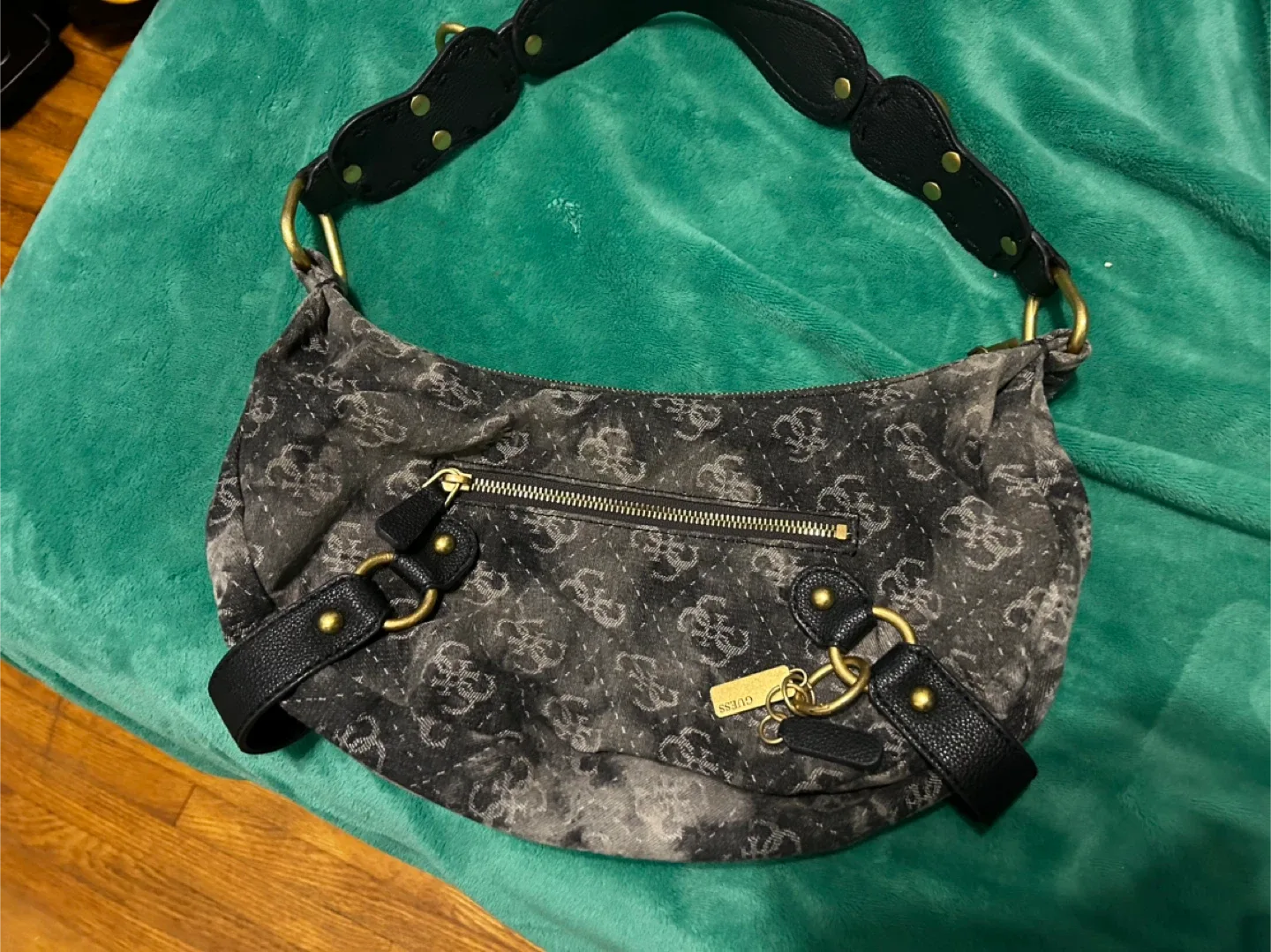 Guess hobo bag image indicator(2)