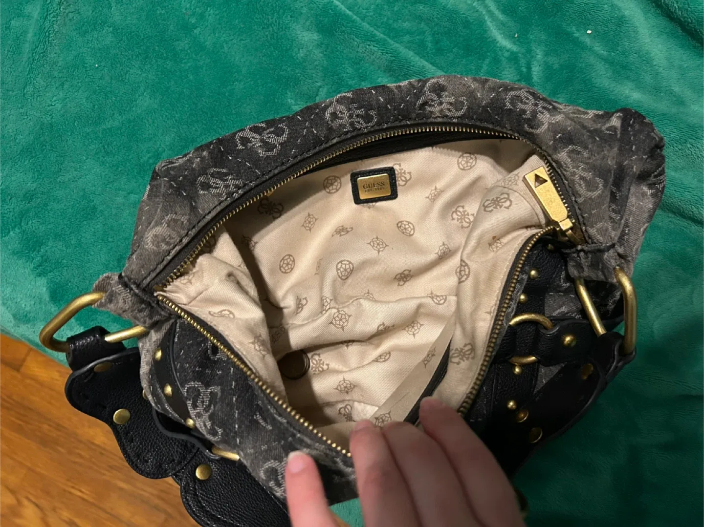 Guess hobo bag image indicator(3)