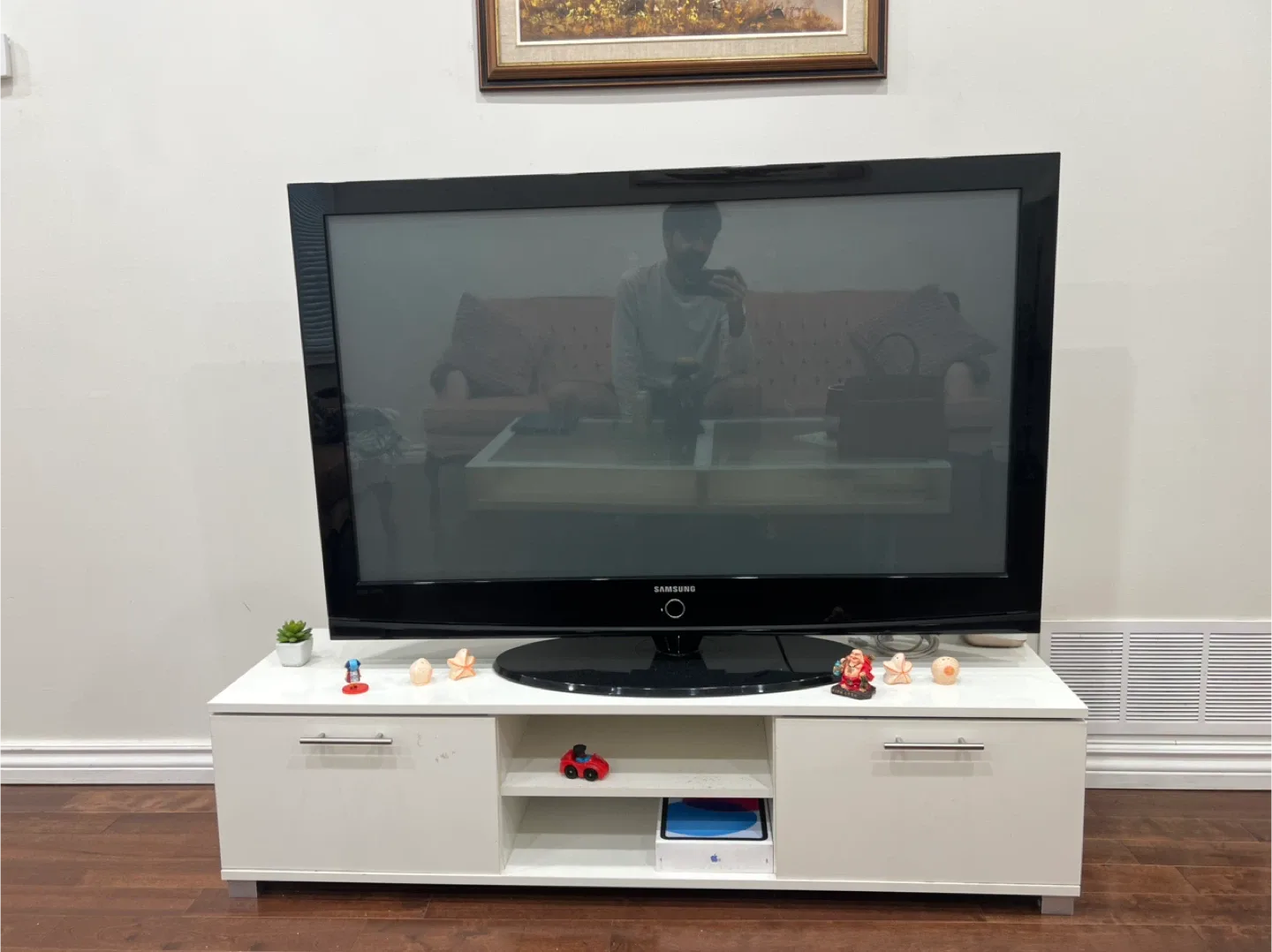 TV and White TV Stand image indicator(3)