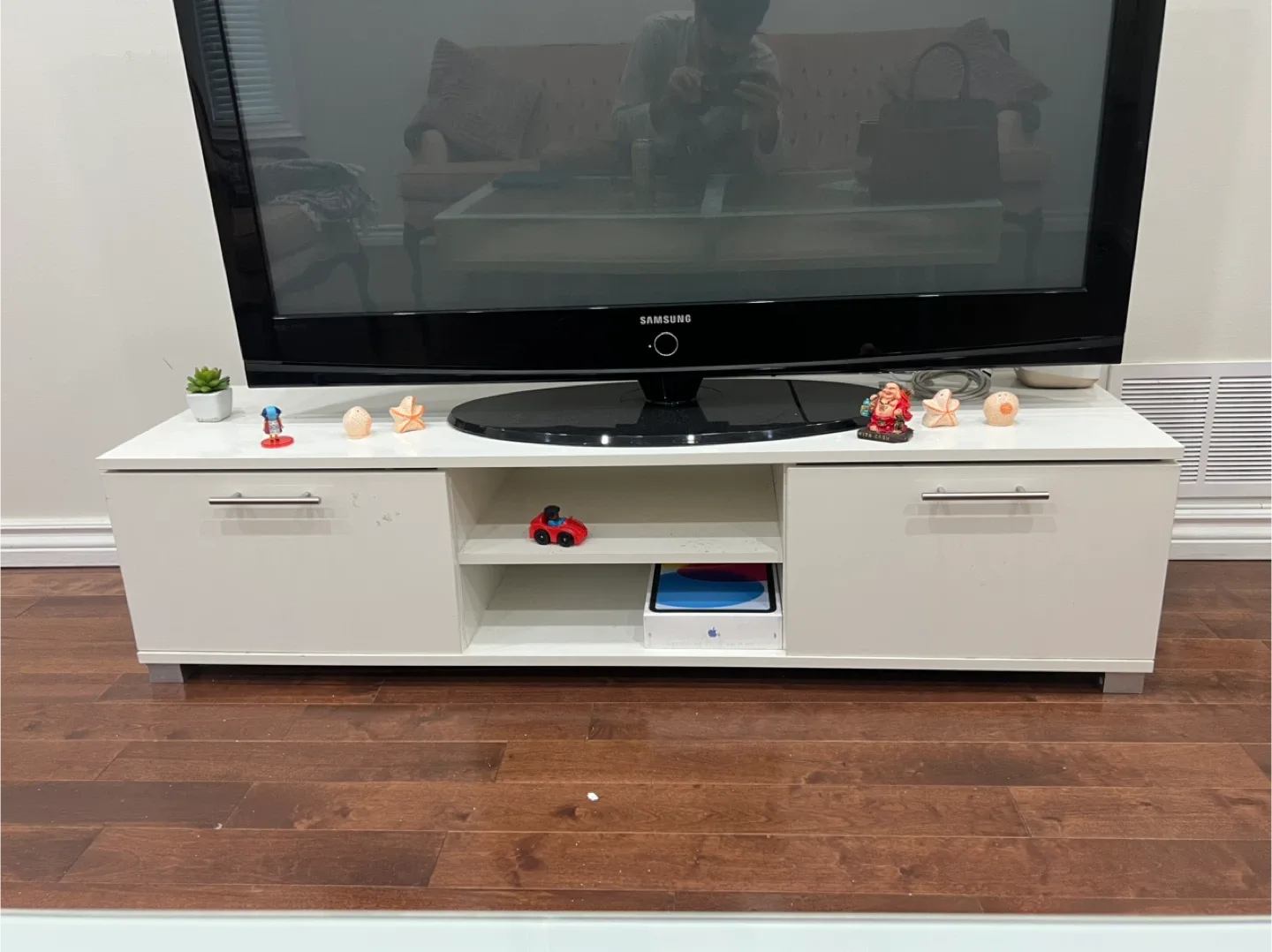 TV and White TV Stand image indicator(2)
