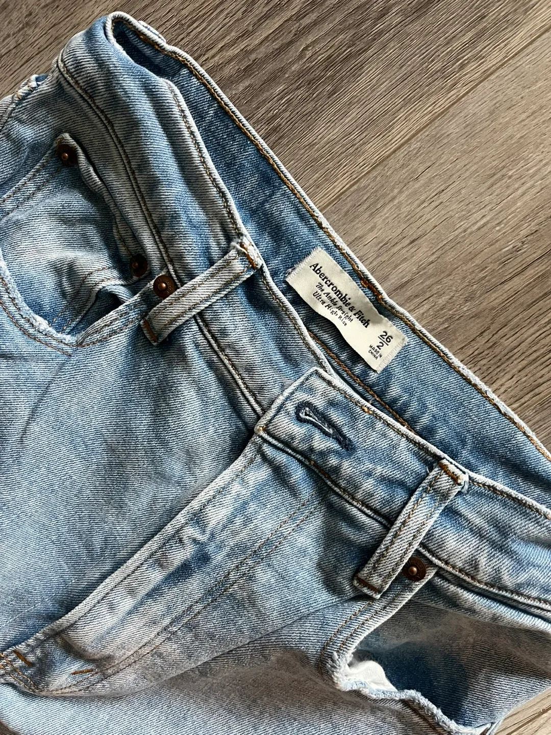 Abercrombie & Fitch Ultra High Rise Jeans - Size 26 image indicator(3)