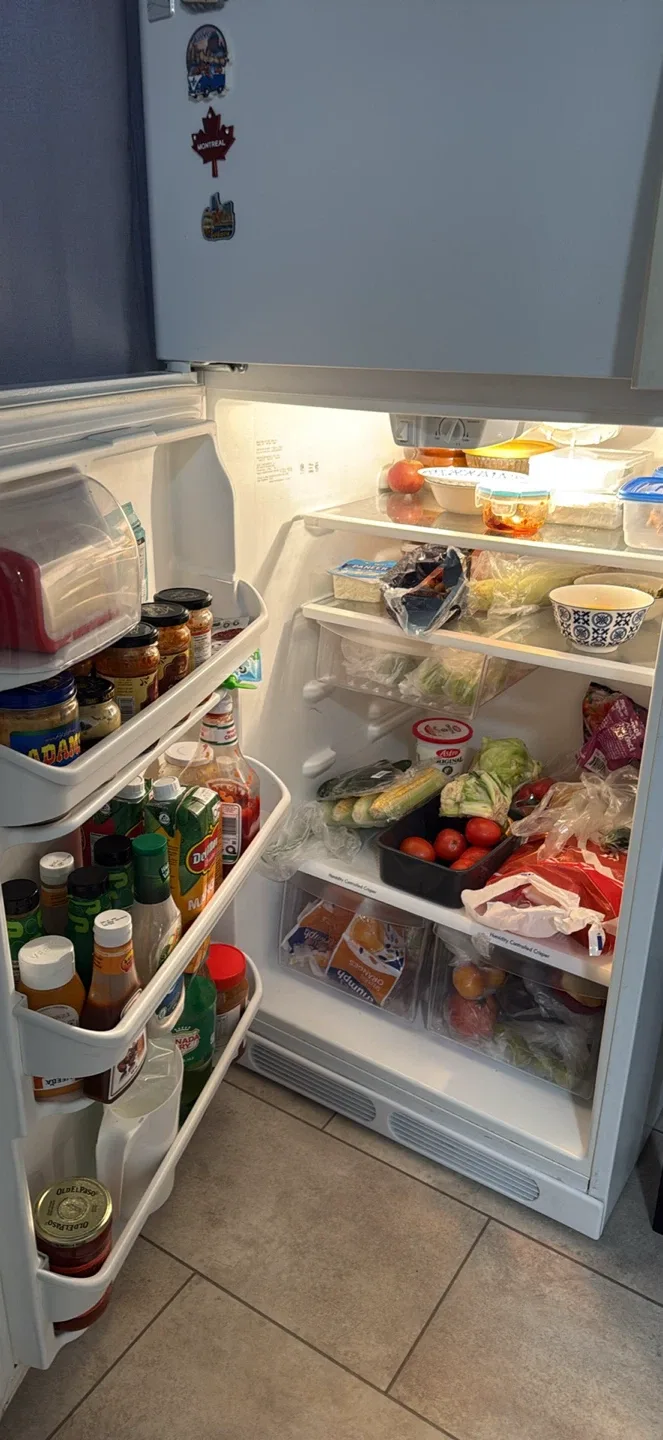 Needs to go asap White Refrigerator width is 29.8” image indicator(3)