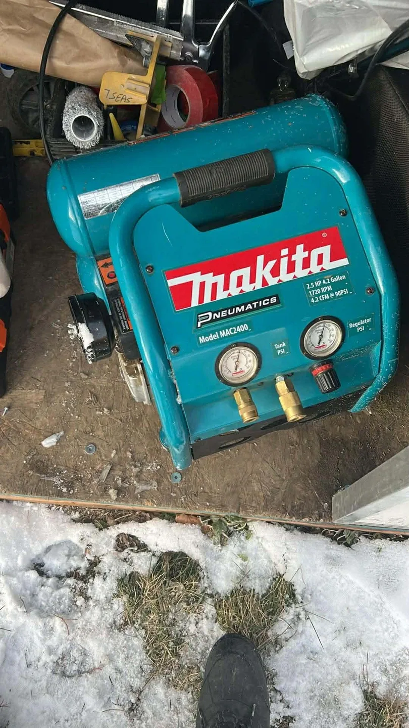 Makita MAC2400 Air Compressor & Tools