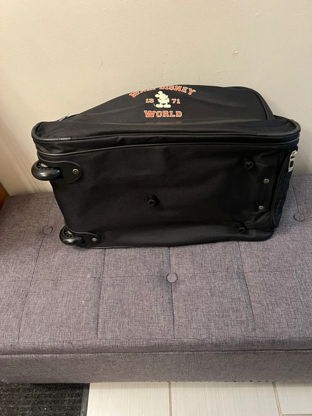 Walt Disney World Rolling Suitcase image indicator(3)