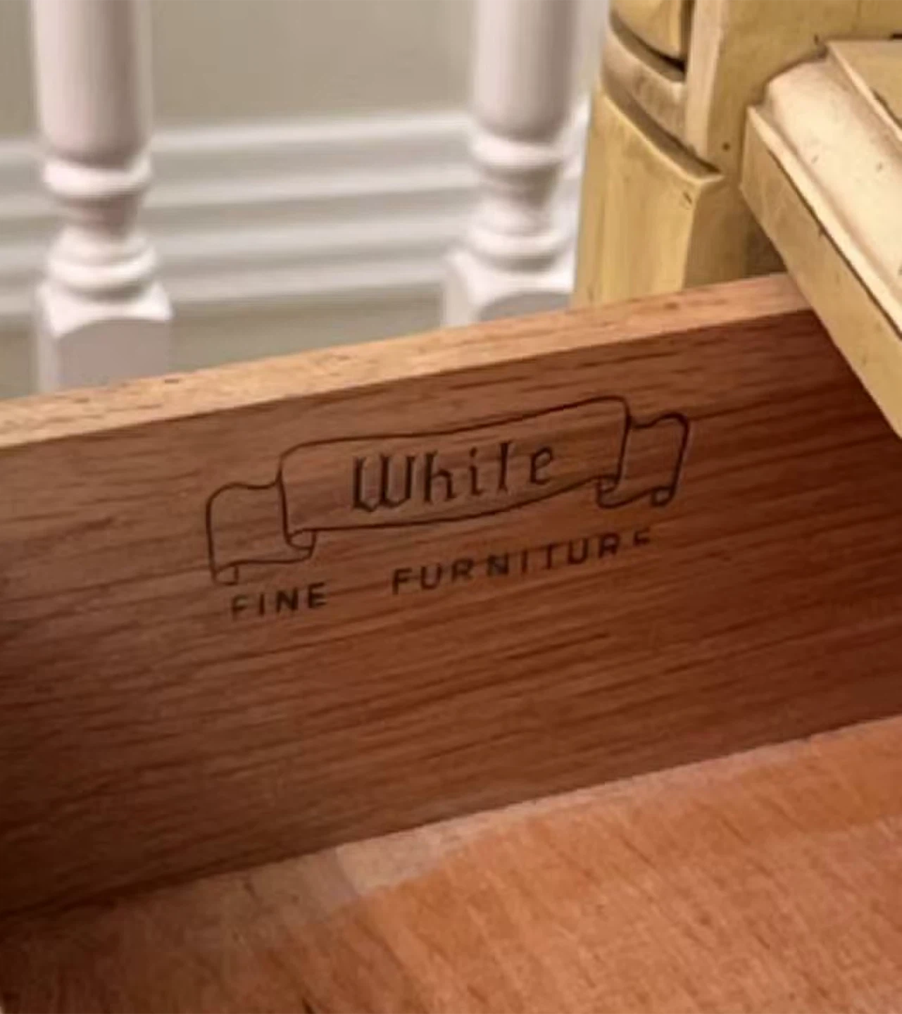 White Fine Furniture Side Table - photo 4