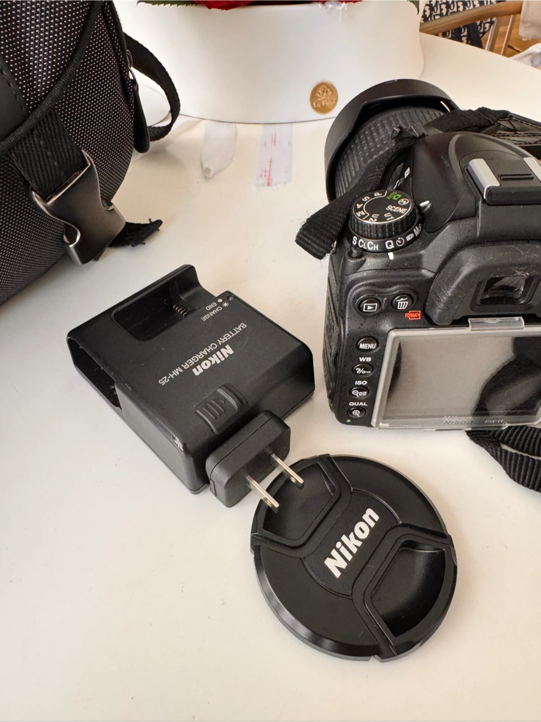 Nikon D7000 DSLR Camera with 18-105mm Lens and bag - photo 2