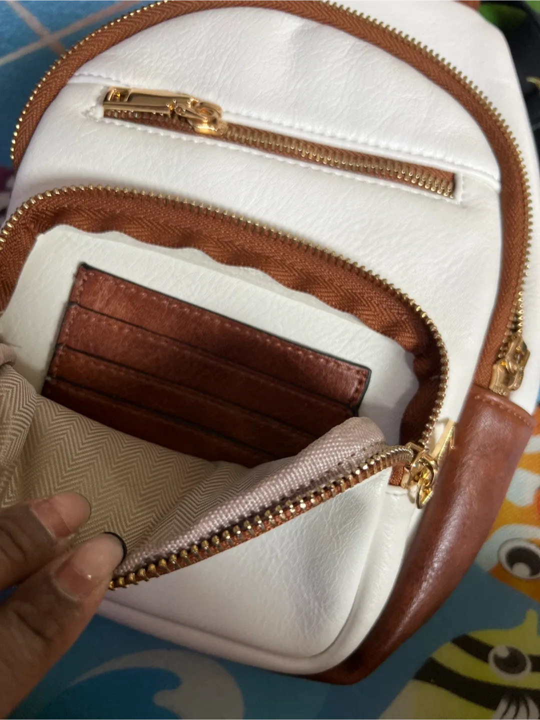 Vonruo White Sling Bag image indicator(2)
