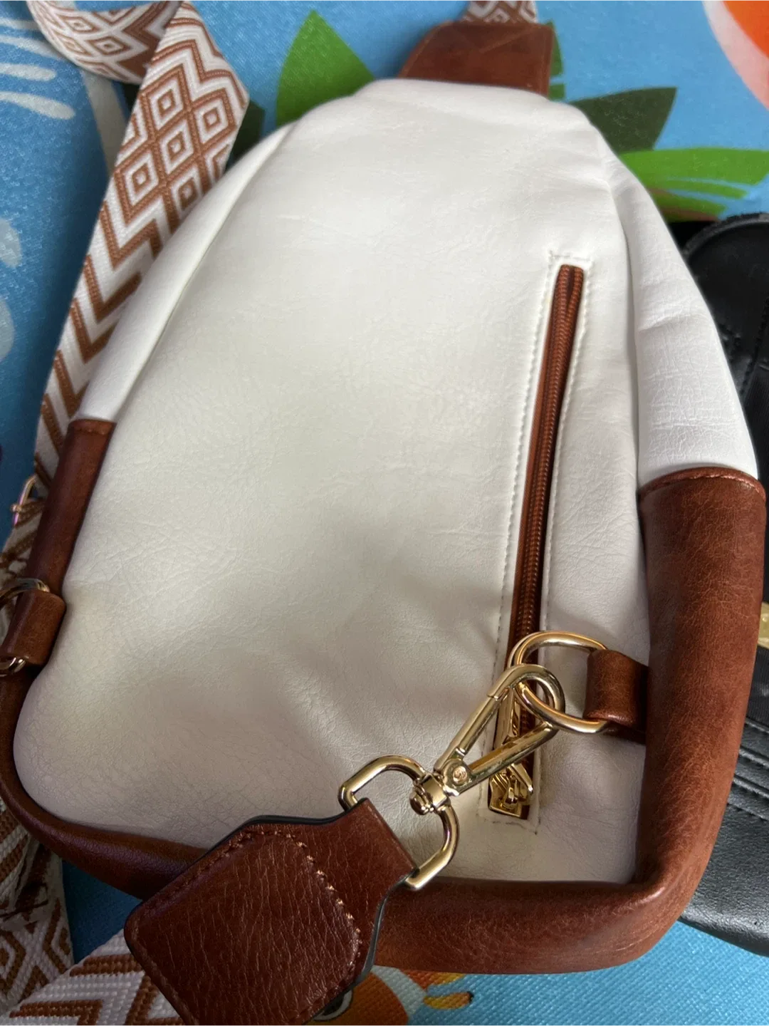 Vonruo White Sling Bag image indicator(4)